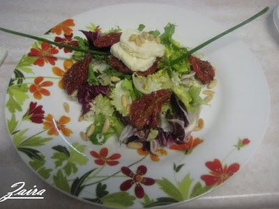 Ensalada De Mezclum Queso De Cabra Pi Ones Y Tomates Secos Marinados