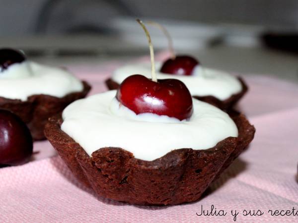 Tarteletas de chocolate blanco con cerezas