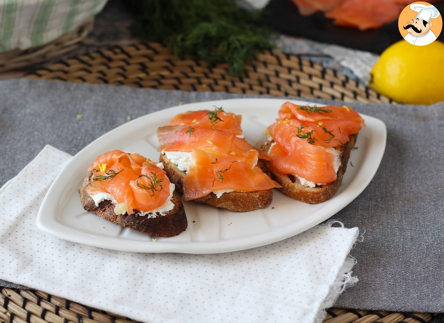 Tostas Con Queso De Cabra Fresco Y Salm N Ahumado Receta Petitchef