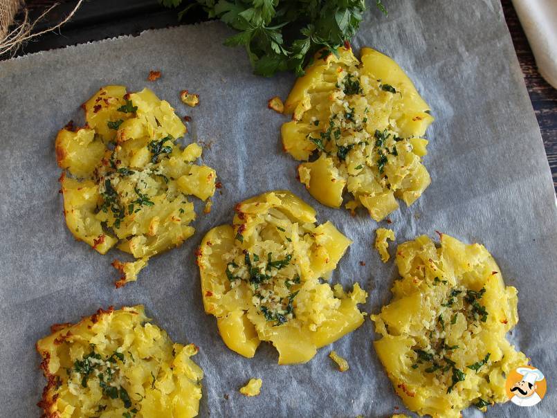 6. Patatas aplastadas con perejil y ajo