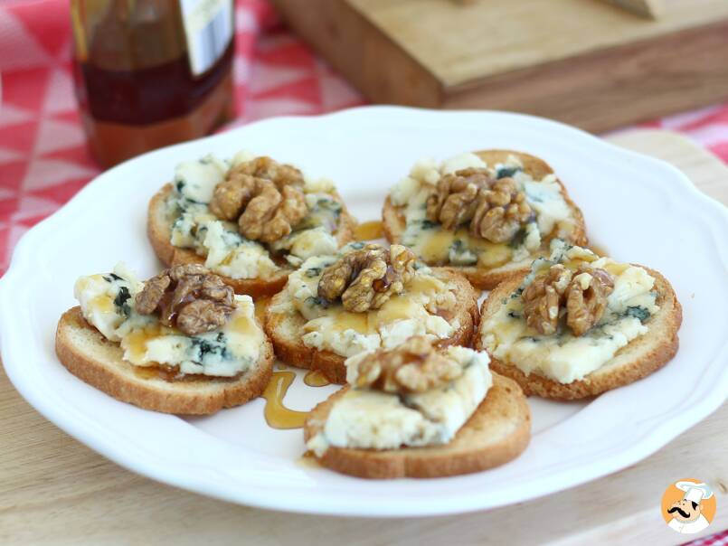 Tostas de roquefort, nueces y miel