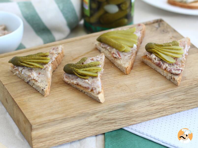 Tostas de paté y pepinillos