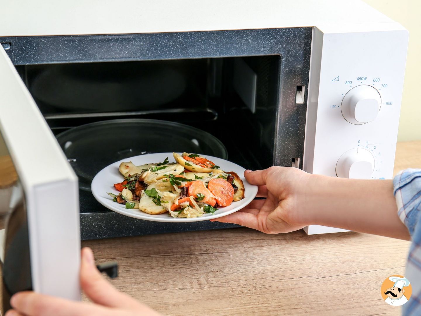 ¡Estos son los alimentos que debes evitar calentar en el microondas!