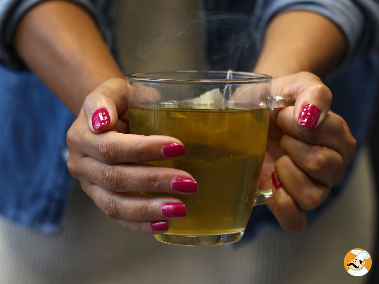 ¿Es mejor tomar bebidas calientes cuando hace calor?