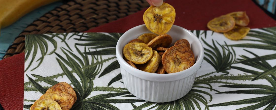 Chips de plátano macho en freidora de aire: para un snack saludable y delicioso