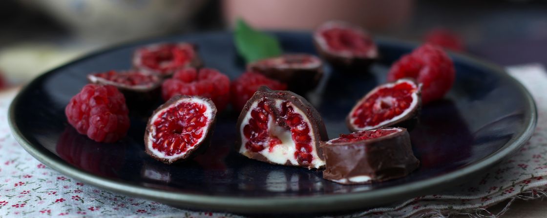 Deliciosas frambuesas cubiertas en una doble capa de chocolate