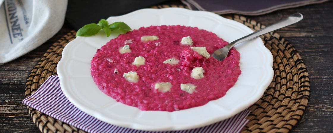 Color y sabor en este risotto de remolacha y gorgonzola