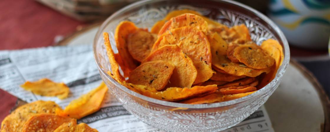 Crujientes chips de boniato al microondas ¡un snack saludable para disfrutar sin remordimientos!