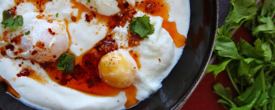 Huevos turcos con yogur griego y salsa picante (çılbır)