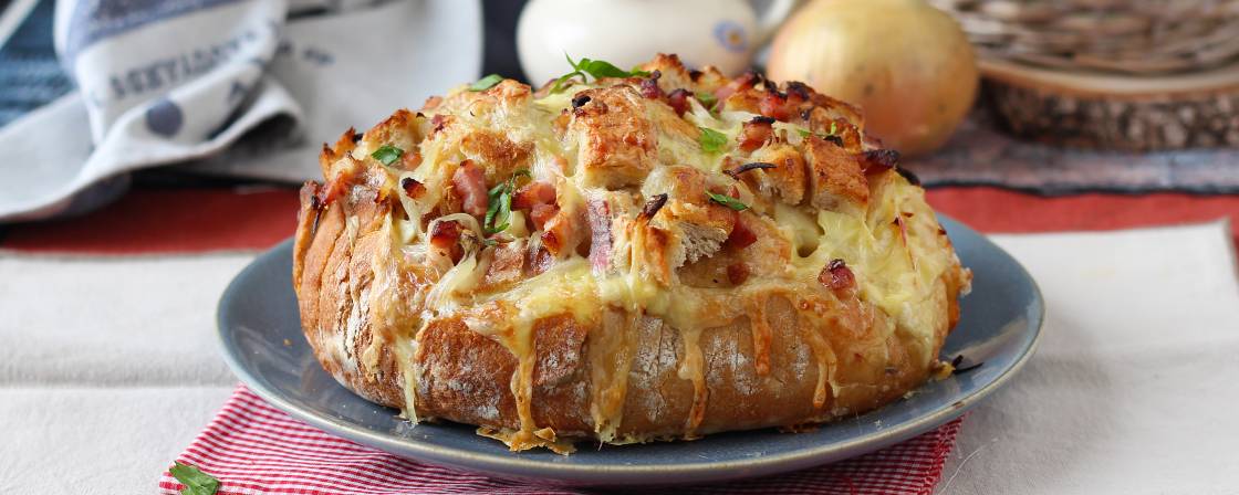 Hogaza de pan rellena de queso y bacon