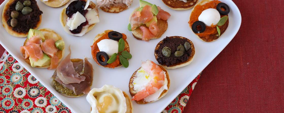 Surtido de blinis para un aperitivo perfecto y variado