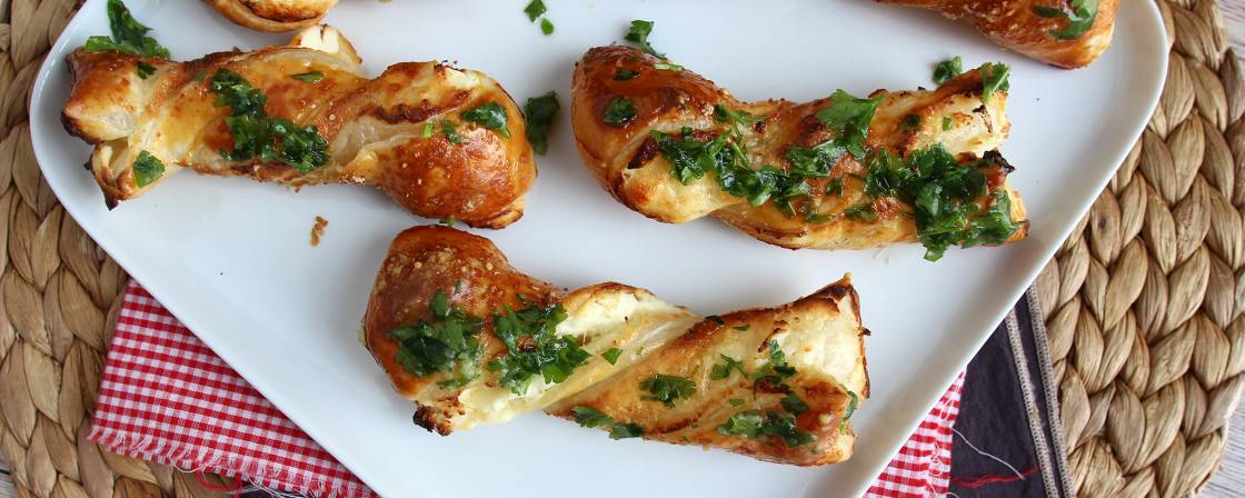 Palitos de hojaldre con queso y persillade, ideales para el aperitivo