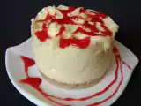 Receta Mousse de chocolate blanco, bizcocho de almendra y canela con corazón de fresa