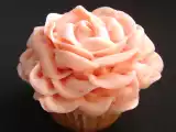 Receta Cupcake decorado con rosa en buttercream de fresa