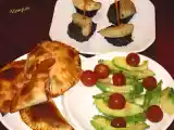 Receta Ensalada de aguacate con empanadillas de lomo y queso, y pincho de morcilla