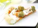 Receta Pizza con el borde relleno y con alcachofas y gambas