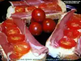 Receta Tostas con queso emmental, tomate y jamón serrano.