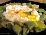 Receta Habas tiernas esparragás con huevos rotos