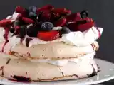 Receta Pavlova de primavera con fresas y arándanos