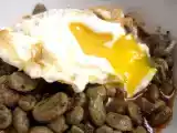 Receta Habas picantes con huevos rotos
