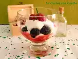 Receta Mousse de queso fresco con frutos del bosque y salsa de fresas