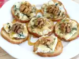 Receta Tostas roquefort, nueces y miel