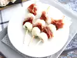 Receta Brochetas aperitivo de mozzarella, jamón serrano y tomates secos