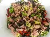 Receta Ensalada de tomates cherry y aguacates con semillas de sésamo negro y albahaca