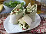 Receta Wrap mediterráneo relleno de hummus, rúcula, pimientos y queso feta