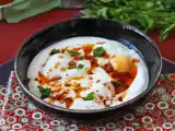 Receta Huevos turcos (çılbır) con yogur griego y salsa picante