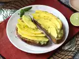Receta Tostada de aguacate con mango y lima: una receta fresca, rápida y llena de sabor