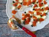 Receta Salmón ahumado con queso, alcaparras y eneldo: un aperitivo para untar tan fácil como elegante