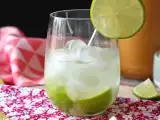 Receta Caipirinha de lima: el cóctel brasileño más fácil y refrescante