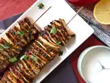 Receta Brochetas de carne al horno con tortillas de trigo, la versión casera del lavash kebab
