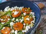 Receta Ensalada de cuscús perlado con albaricoques asados, feta y rúcula