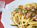 Receta Espaguetis con calabacín y speck crujiente: una receta fácil con mucho sabor