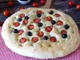 Receta Focaccia esponjosa con tomates cherry, aceitunas y orégano