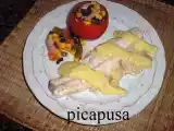 Receta Lubina con salsa curry y guarnición de tomates rellenos.