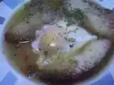 Receta Zuppa pavese: sopa de pan y huevo con caldo de pollo