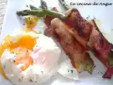 Receta Espárragos con beicon y huevo poché