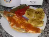 Receta Corvina al horno con patatas y salsa de tomate