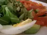 Receta Tras una dura jornada: ensalada de aguacate, rúcula y trucha