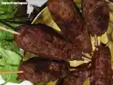 Receta Kebabs de albóndigas de cerdo a la plancha con pistachos y ensalada