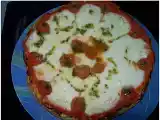 Receta Pizza de pan marroqui con queso mozzarela, tomates cherris y aceite de albaca