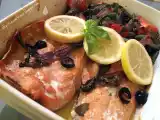 Receta Salmón al horno con aceitunas negras, judías verdes, anchoas y tomates