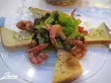 Receta Ensalada templada de gambones con tostadas de pan al ajo