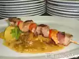 Receta Brocheta de atún con langostinos acompañada de su salsa casera de pimientos fritos.
