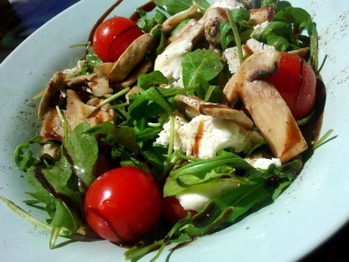 Ensalada de rúcula, champiñones y queso