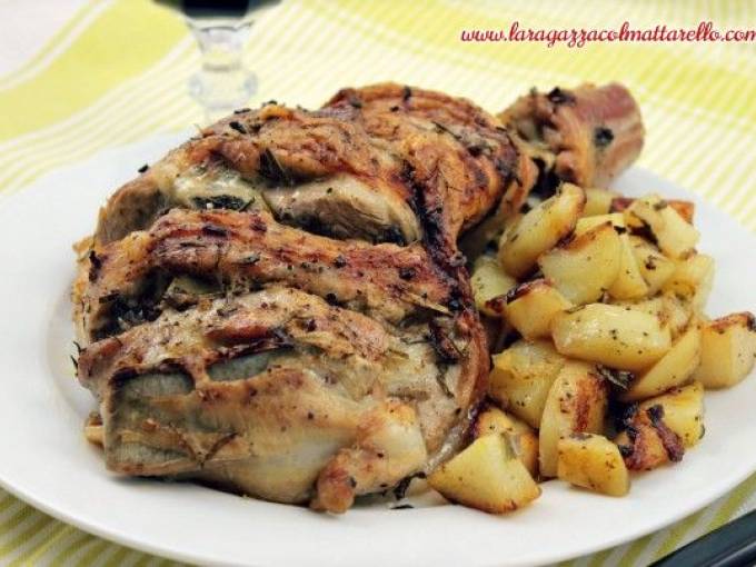 Paletilla de cordero al horno con patatas al romero