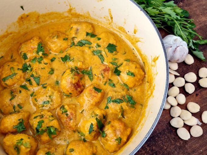 Albóndigas de pollo en salsa de almendras